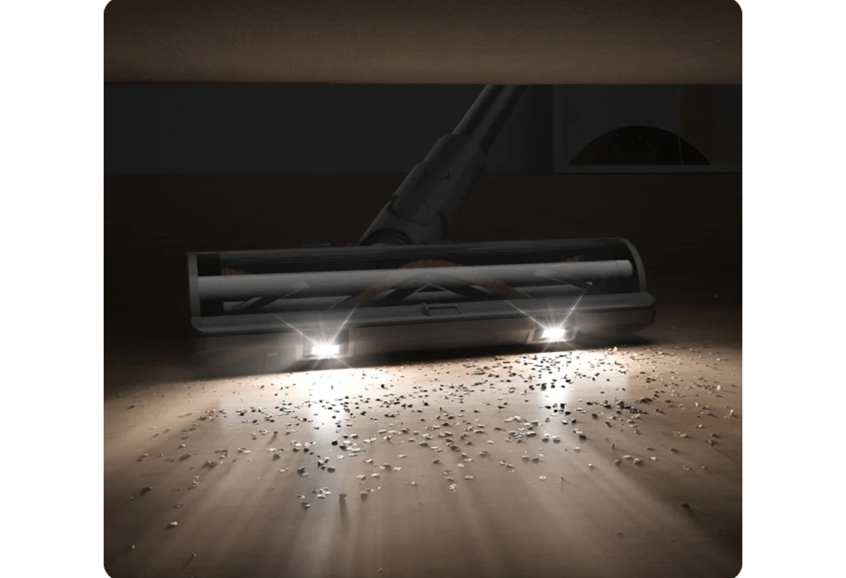 Απεικονίζονται αναμμένα τα LED φώτα να φωτίζουν κάτω από έπιπλο.